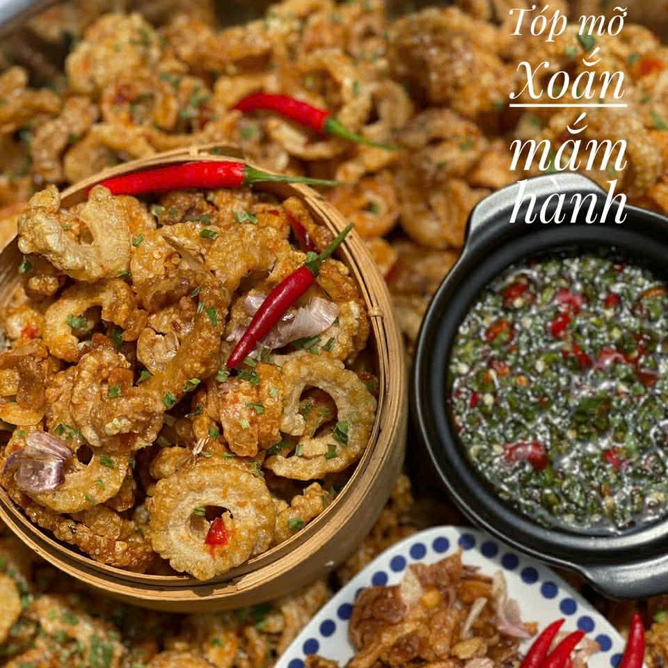 Tóp mỡ cuộn sốt mắm hành