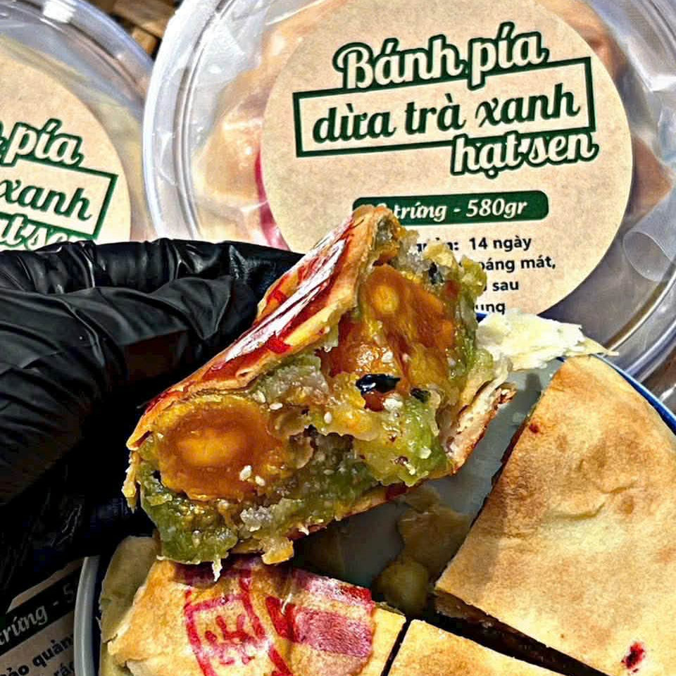 Bánh pia 8 trứng ,Vị dừa trà xanh hạt sen  ,550-600 gram