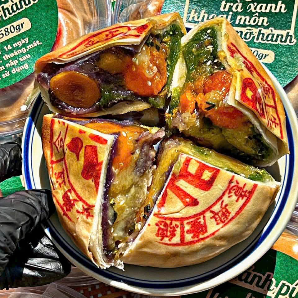 Bánh pia 8 trứng , Vị trà xanh khoai môn mỡ hành ,550-600 gram