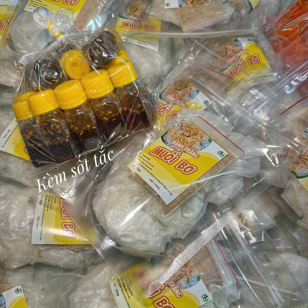 Bánh tráng muối bơ kèm nước sốt tắc