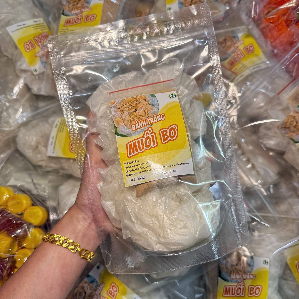 Bánh tráng muối bơ kèm nước sốt tắc