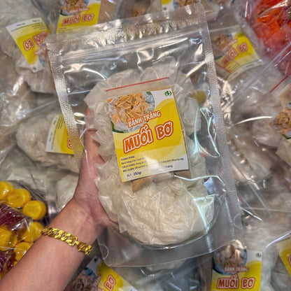 Bánh tráng muối bơ kèm nước sốt tắc